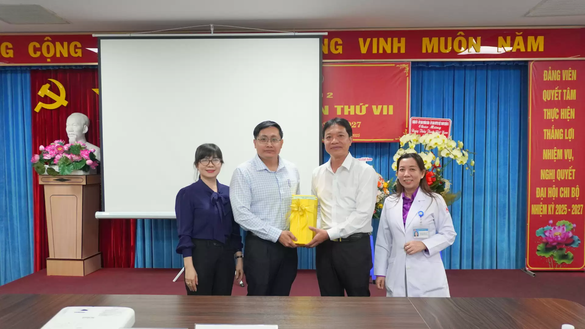 Nhân dịp kỷ niệm 70 năm Ngày Thầy thuốc Việt Nam (27/02/1955 – 27/02/2025), Ủy ban nhân dân Phường 7, Quận 5 gửi lời chúc mừng đến toàn thể đội ngũ y bác sĩ, cán bộ, nhân viên y tế của Bệnh viện An Bình.