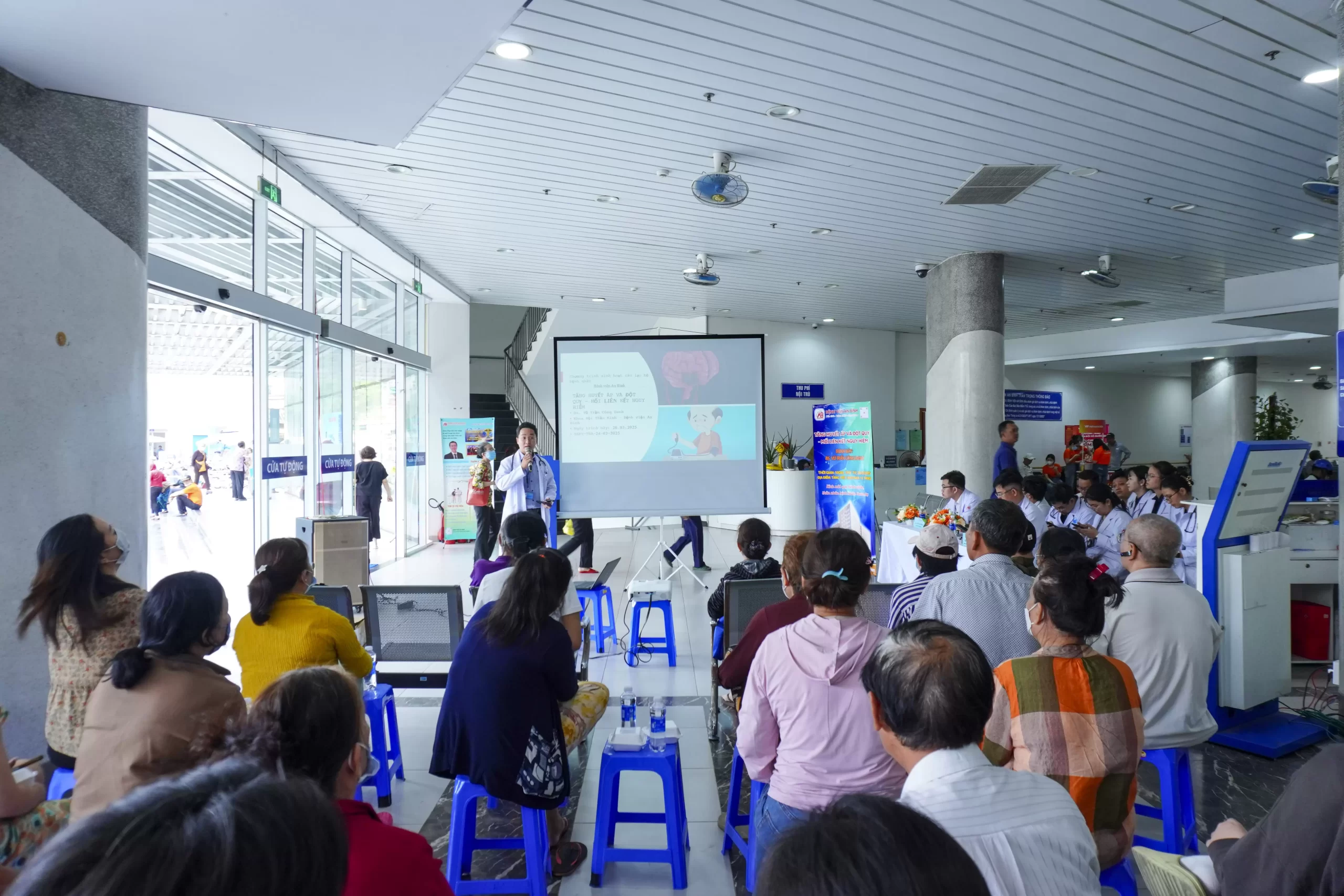 Sinh hoạt Câu lạc bộ Bệnh nhân Khoa Nội thần kinh – Chủ đề: “Tăng huyết áp và đột quỵ – Mối liên kết nguy hiểm”