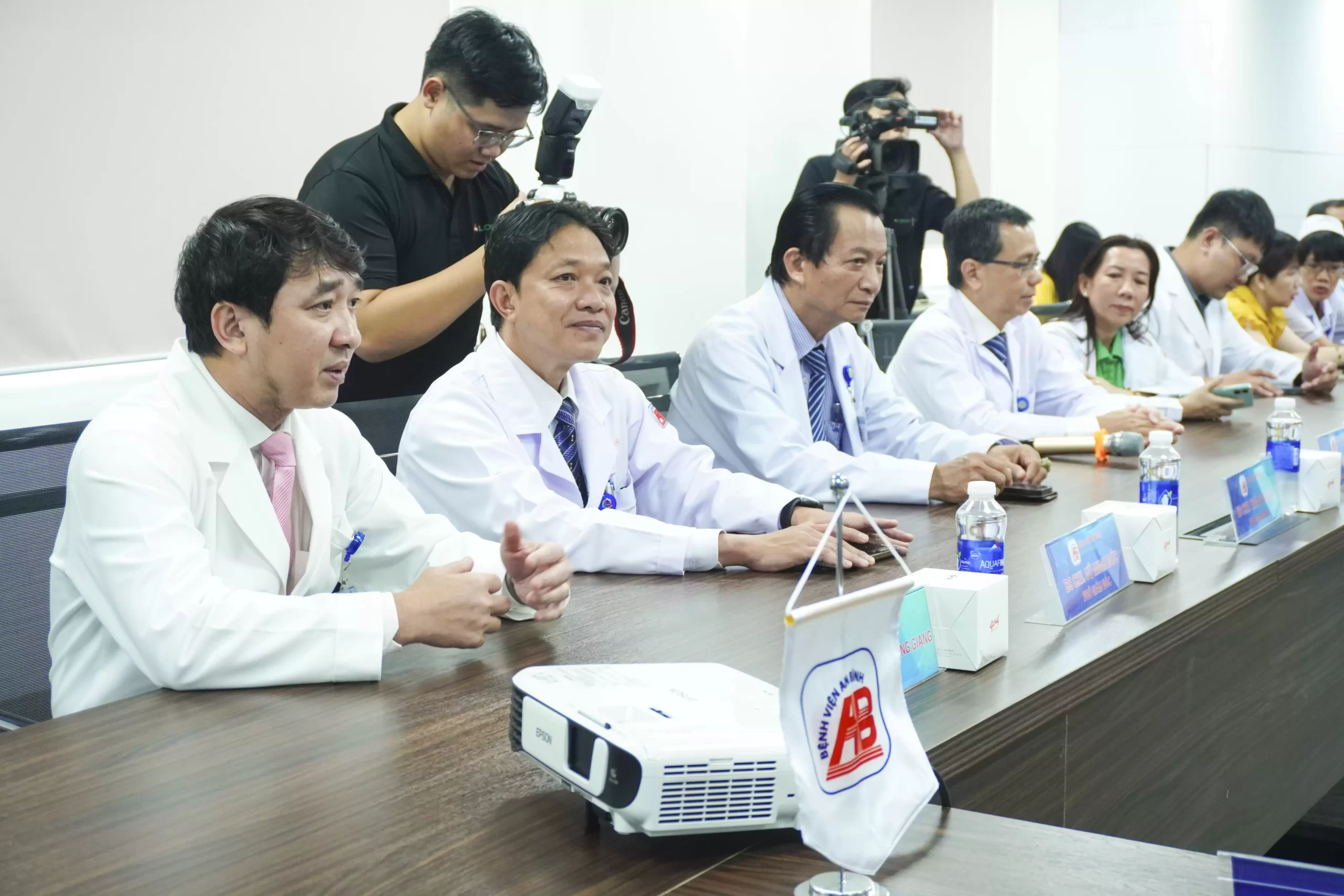 Bệnh viện An Bình và Kênh AloBacsi ký kết hợp tác truyền thông, nhấn mạnh chuyên ngành Ngôn ngữ trị liệu và điều trị phục hồi Đa chuyên ngành