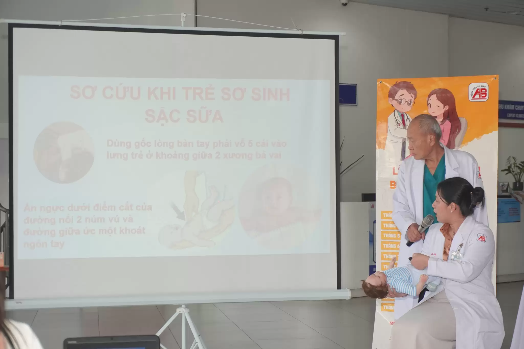 Lớp học tiền sản tháng 5: “Sơ cứu trẻ sơ sinh sặc sữa”