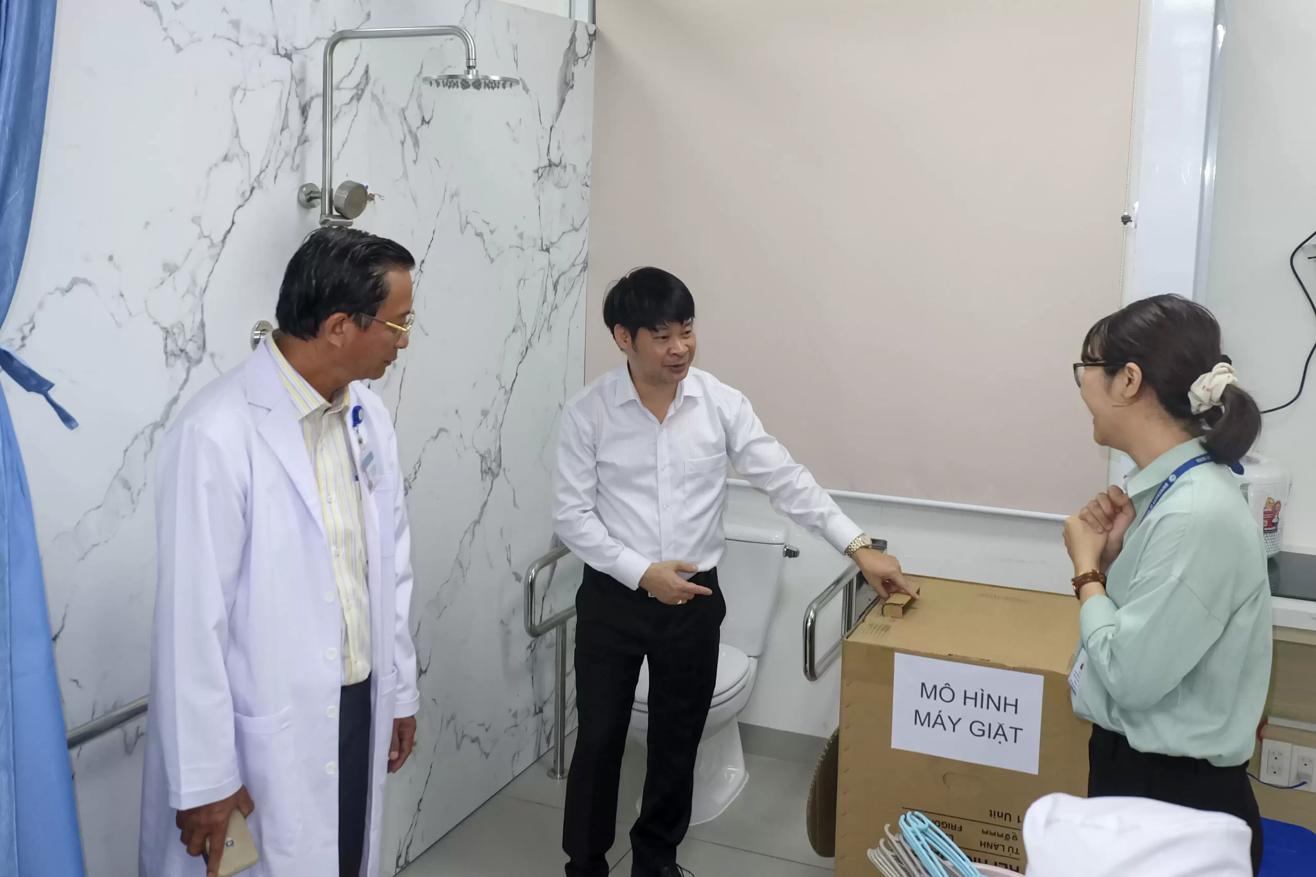 Tiến sĩ Lê Khánh Điền, Trưởng Khoa Phục hồi chức năng Bệnh viện An Bình nhận giải thưởng Cựu sinh viên Australia xuất sắc năm 2025