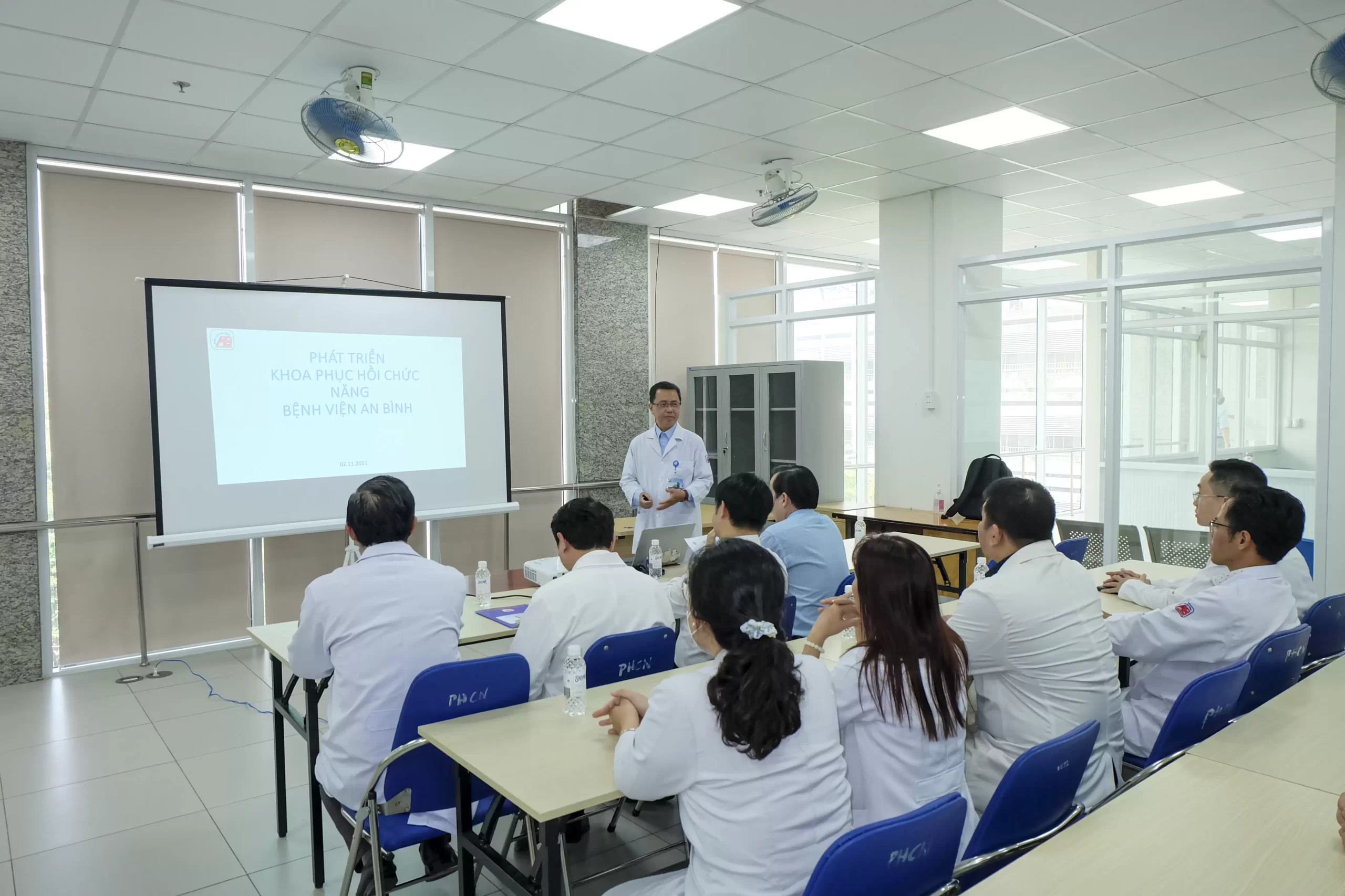 Tiến sĩ Lê Khánh Điền, Trưởng Khoa Phục hồi chức năng Bệnh viện An Bình nhận giải thưởng Cựu sinh viên Australia xuất sắc năm 2025