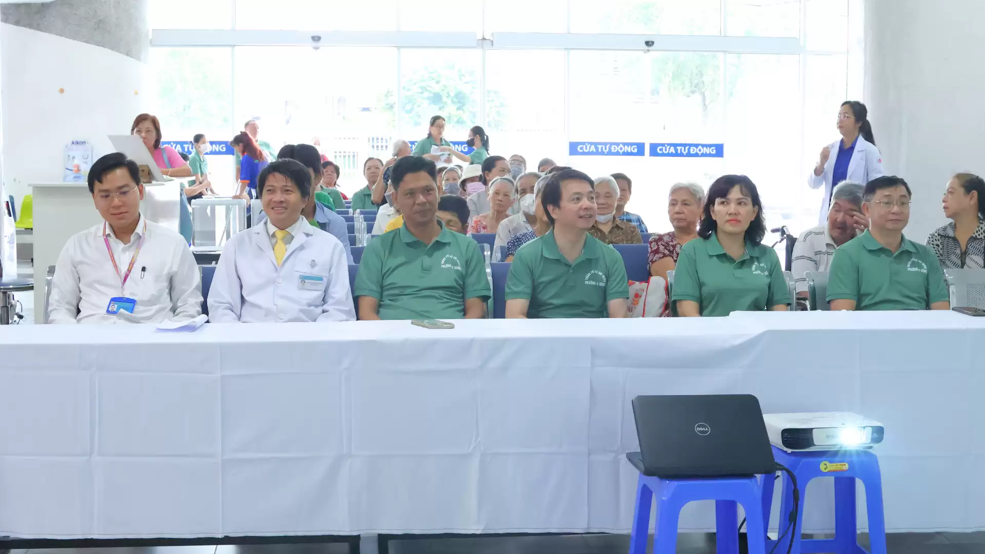 Chương trình khám sức khoẻ, phát thuốc miễn phí và tặng quà cho diện chính sách và người dân có hoàn cảnh khó khăn trên địa bàn Phường An Đông.