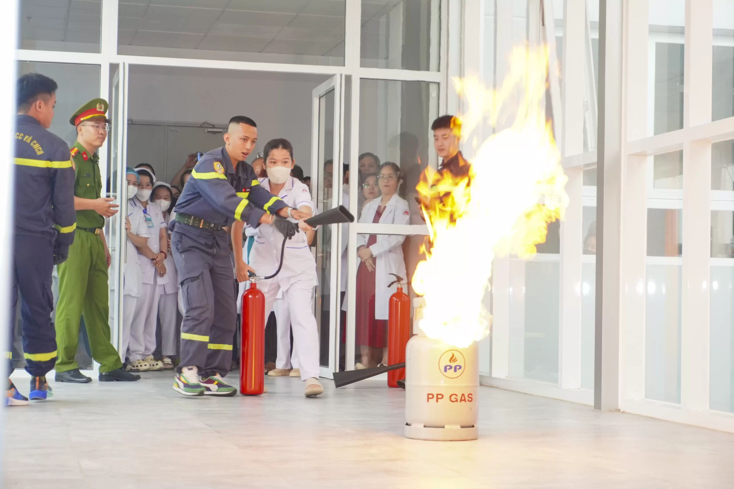 Huấn luyện và diễn tập phòng cháy chữa cháy và cứu nạn cứu hộ năm 2025 tại Bệnh viện An Bình.