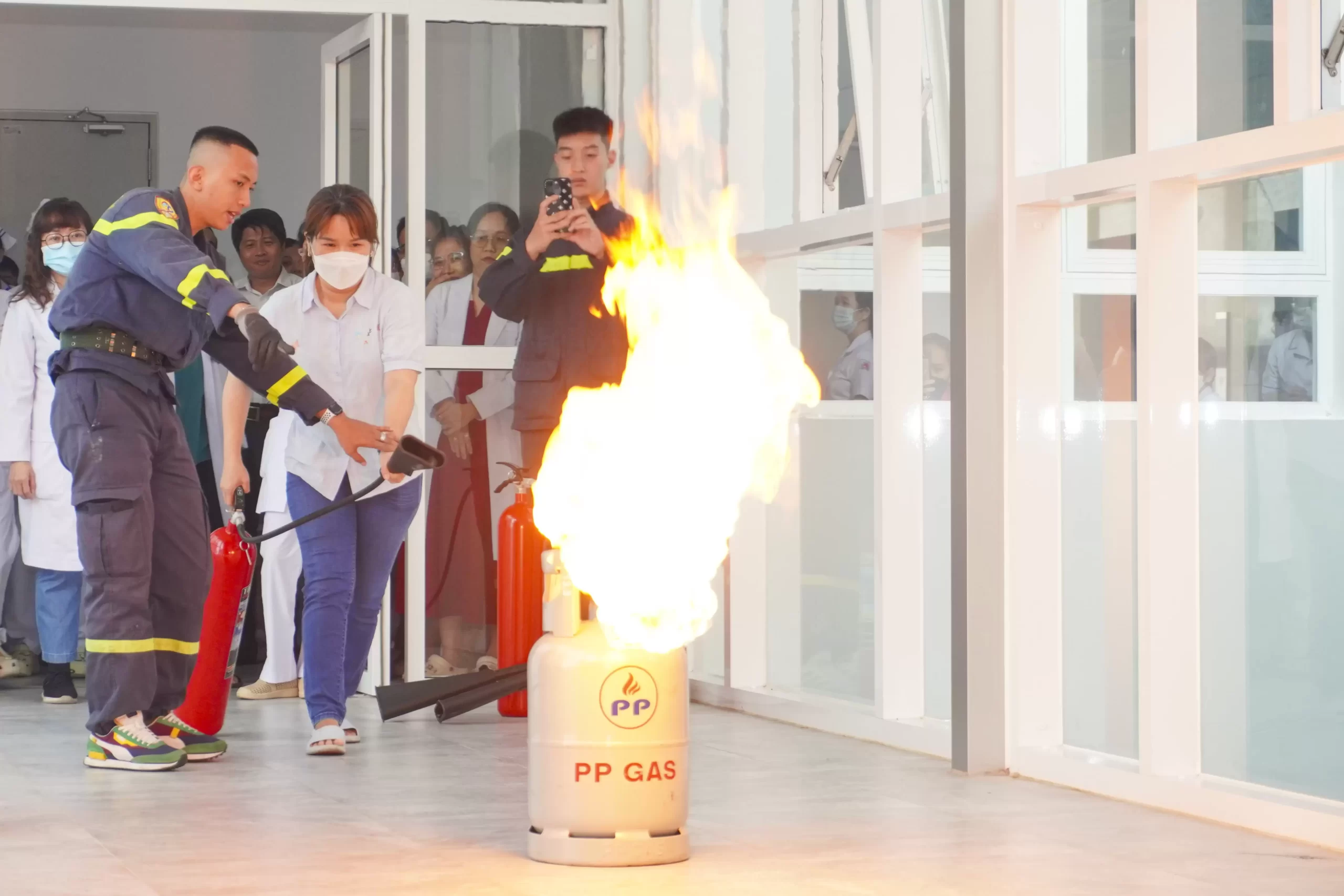 Huấn luyện và diễn tập phòng cháy chữa cháy và cứu nạn cứu hộ năm 2025 tại Bệnh viện An Bình.