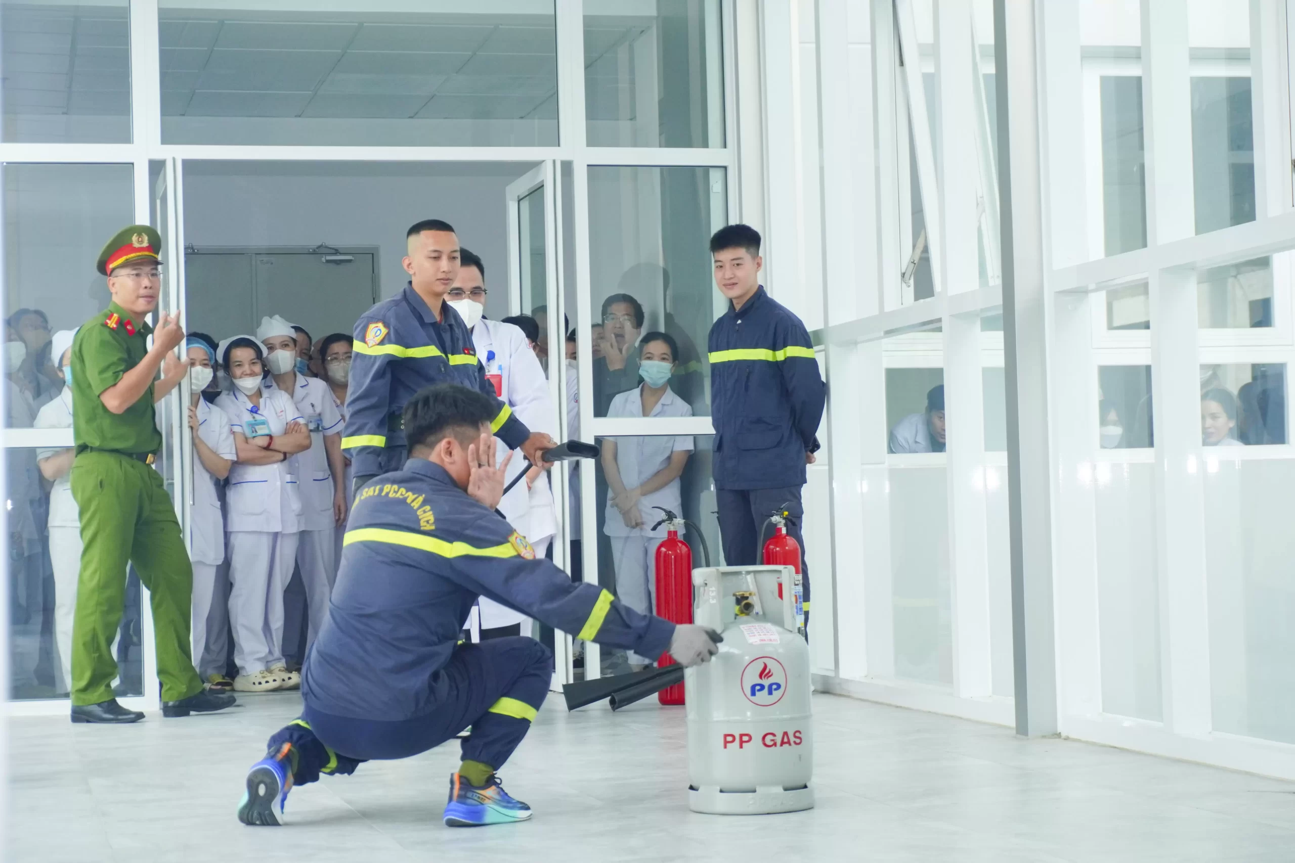 Huấn luyện và diễn tập phòng cháy chữa cháy và cứu nạn cứu hộ năm 2025 tại Bệnh viện An Bình.