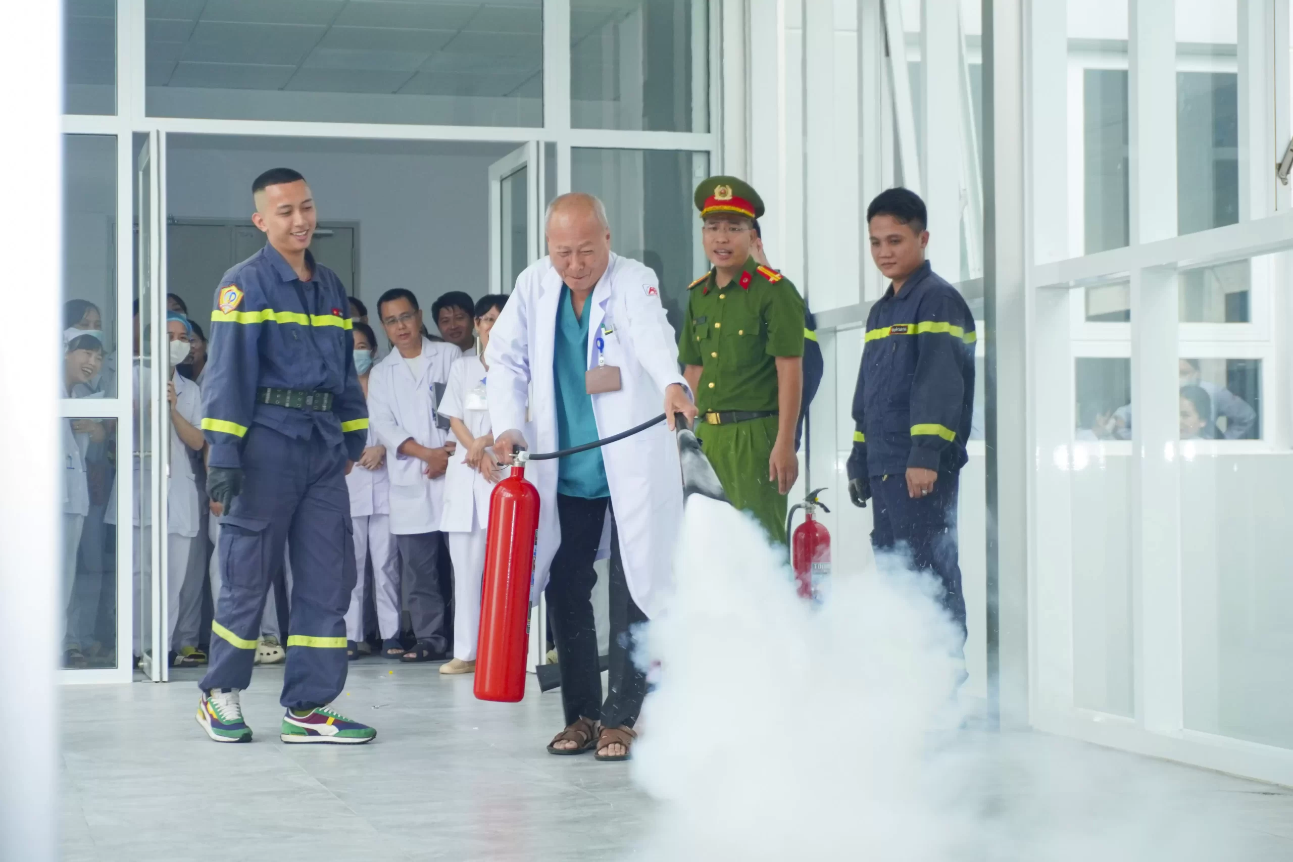 Huấn luyện và diễn tập phòng cháy chữa cháy và cứu nạn cứu hộ năm 2025 tại Bệnh viện An Bình.