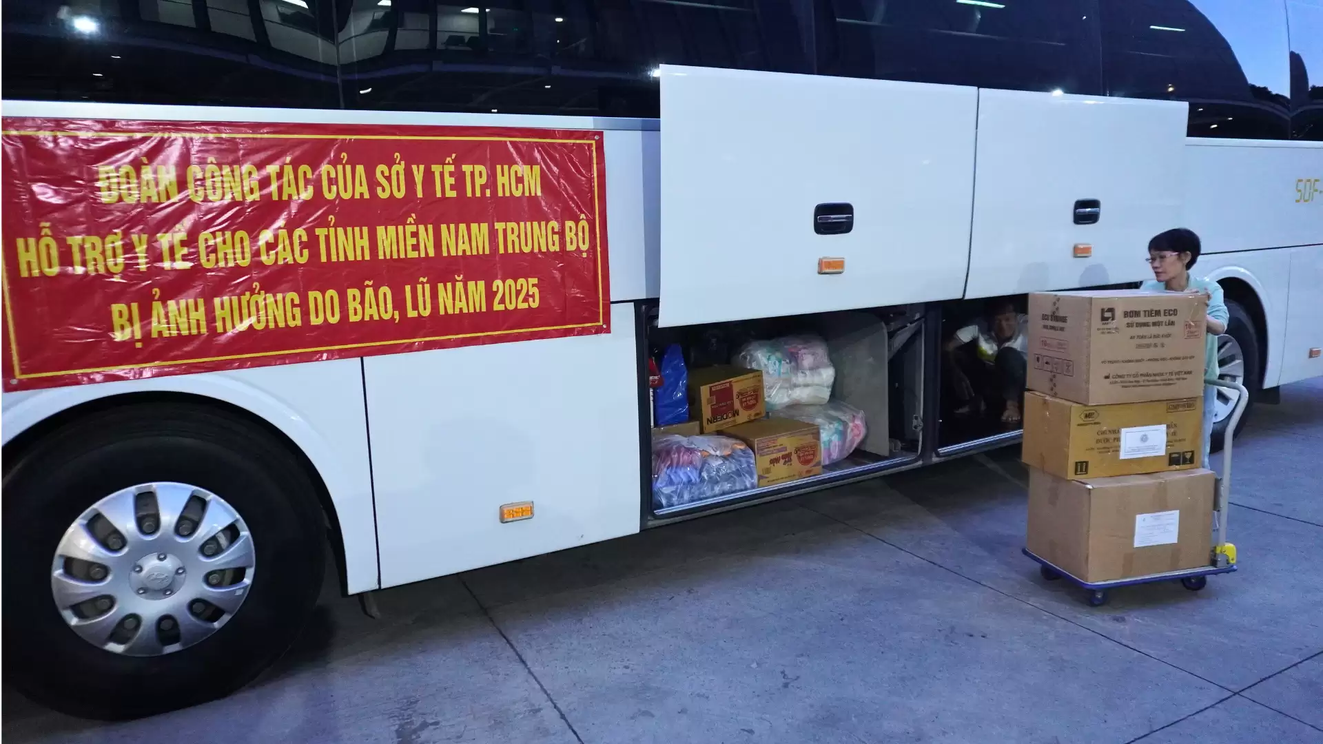 Bệnh viện An Bình chung tay hỗ trợ đồng bào miền Nam Trung Bộ mùa bão, lũ năm 2025