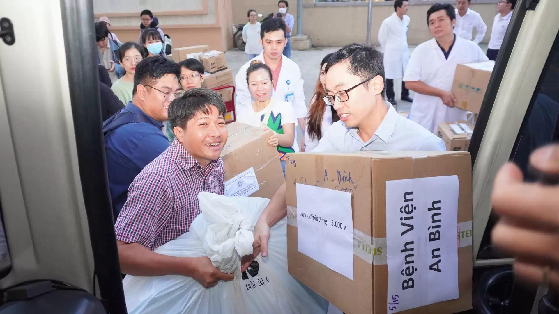 Bệnh viện An Bình chung tay hỗ trợ đồng bào miền Nam Trung Bộ mùa bão, lũ năm 2025