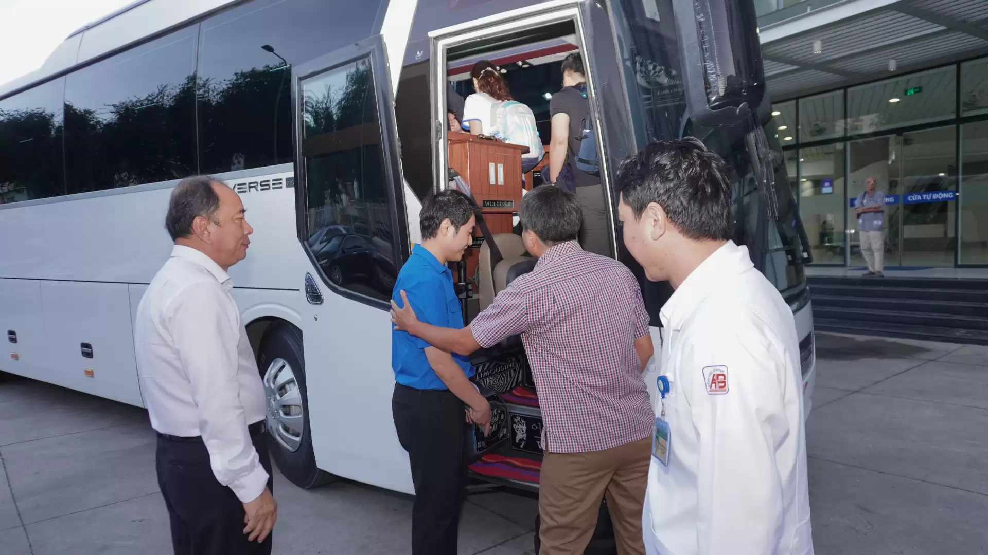 Bệnh viện An Bình chung tay hỗ trợ đồng bào miền Nam Trung Bộ mùa bão, lũ năm 2025