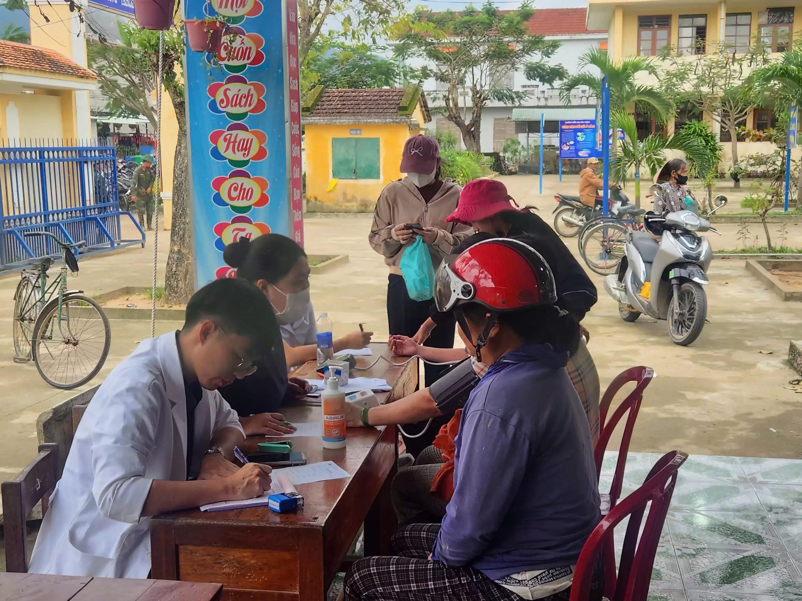 Đoàn công tác số 03 (Sở Y tế TPHCM) hoàn thành nhiệm vụ chi viện y tế vùng lũ