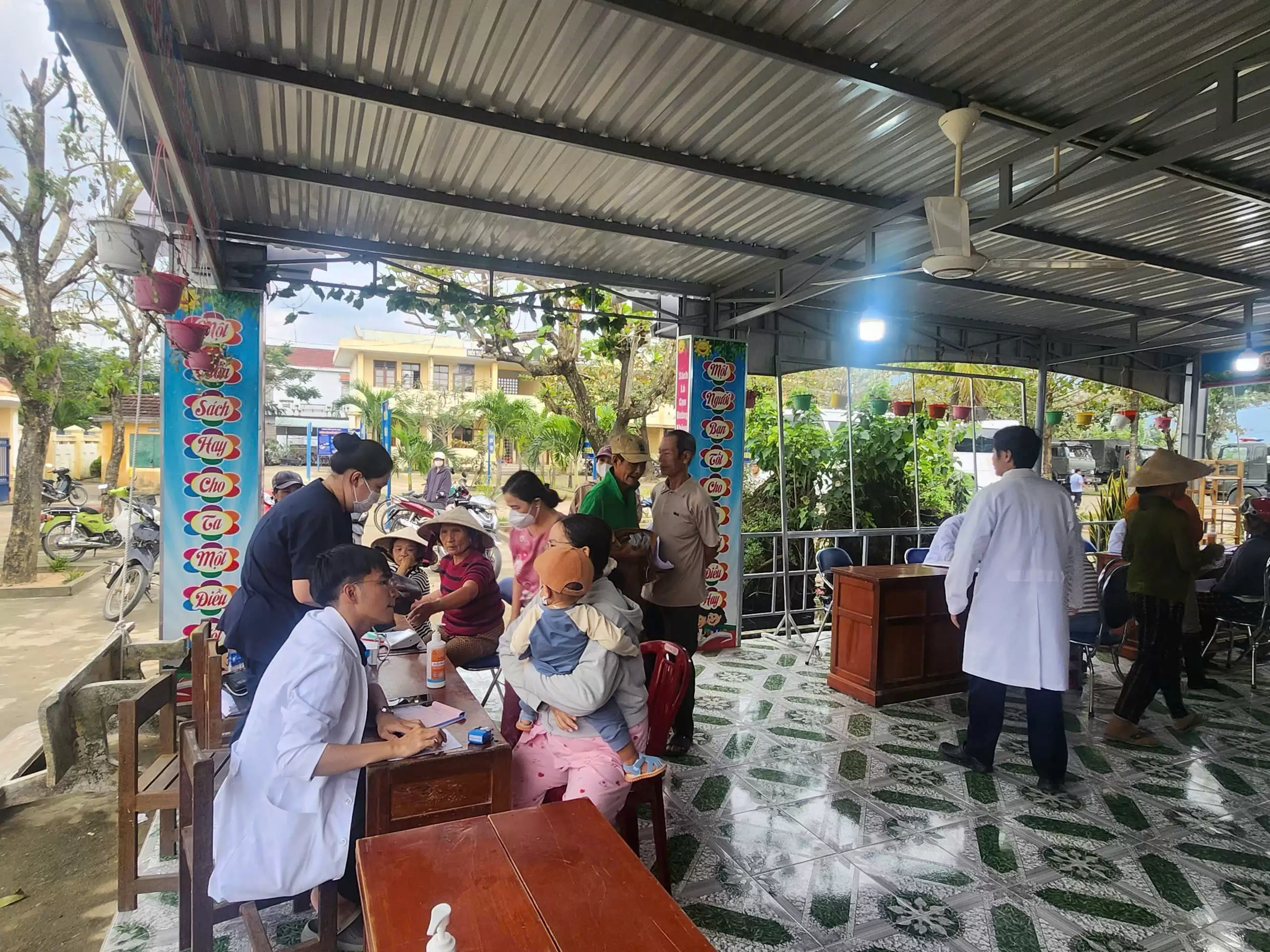 Đoàn công tác số 03 (Sở Y tế TPHCM) hoàn thành nhiệm vụ chi viện y tế vùng lũ