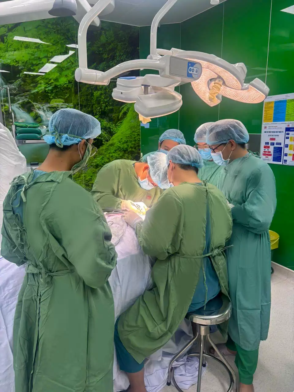 Liệt tứ chi do khiêng vật nặng sai tư thế – Cuộc chạy đua sinh tử và sự hồi phục ngoạn mục tại Bệnh viện An Bình