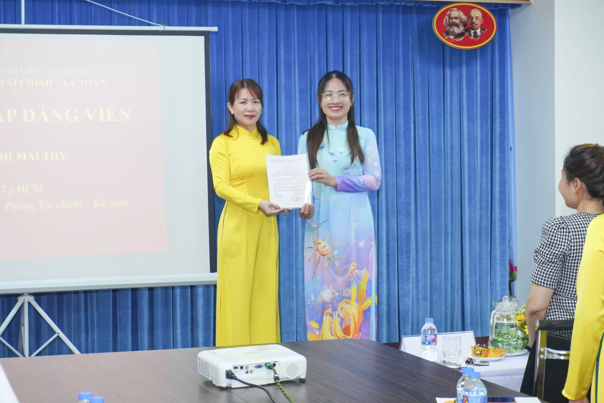 Lễ Kết nạp Đảng viên Chi bộ Phòng Tài chính – Kế toán ngày 12/12/2025