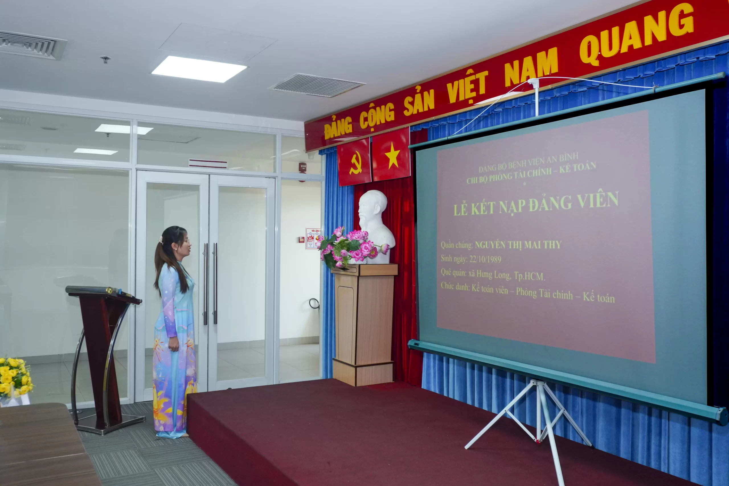 Lễ Kết nạp Đảng viên Chi bộ Phòng Tài chính – Kế toán ngày 12/12/2025