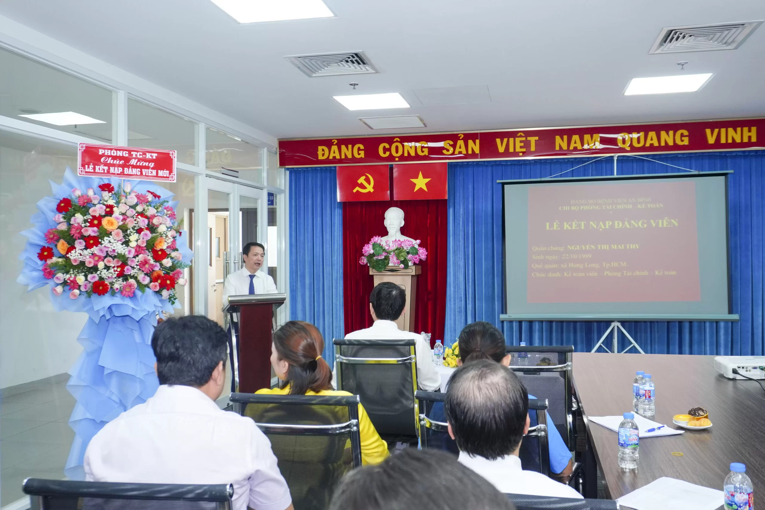 Lễ Kết nạp Đảng viên Chi bộ Phòng Tài chính – Kế toán ngày 12/12/2025