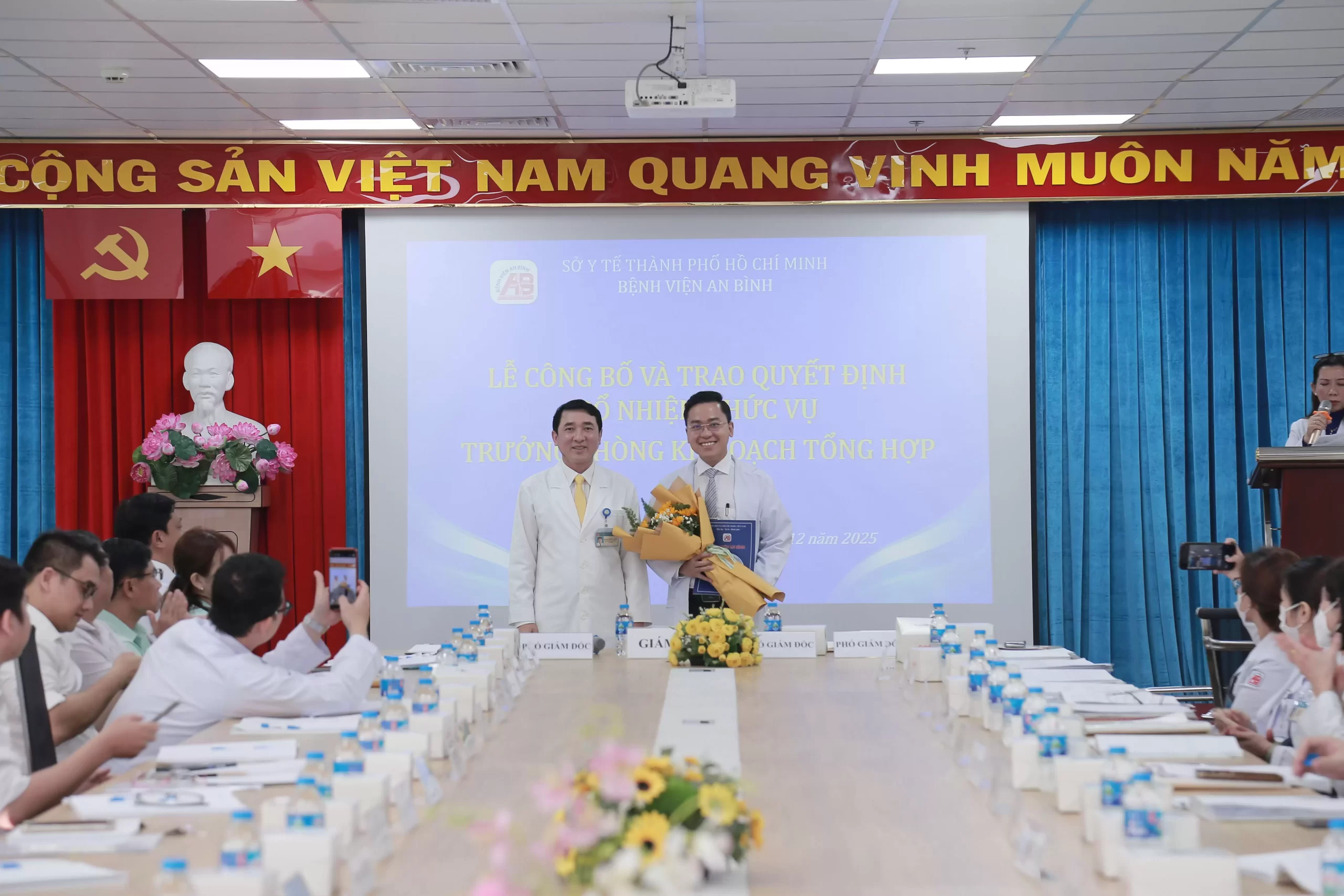 Bệnh viện An Bình tổ chức lễ công bố và trao quyết định bổ nhiệm, bổ nhiệm lại 01/12/2025
