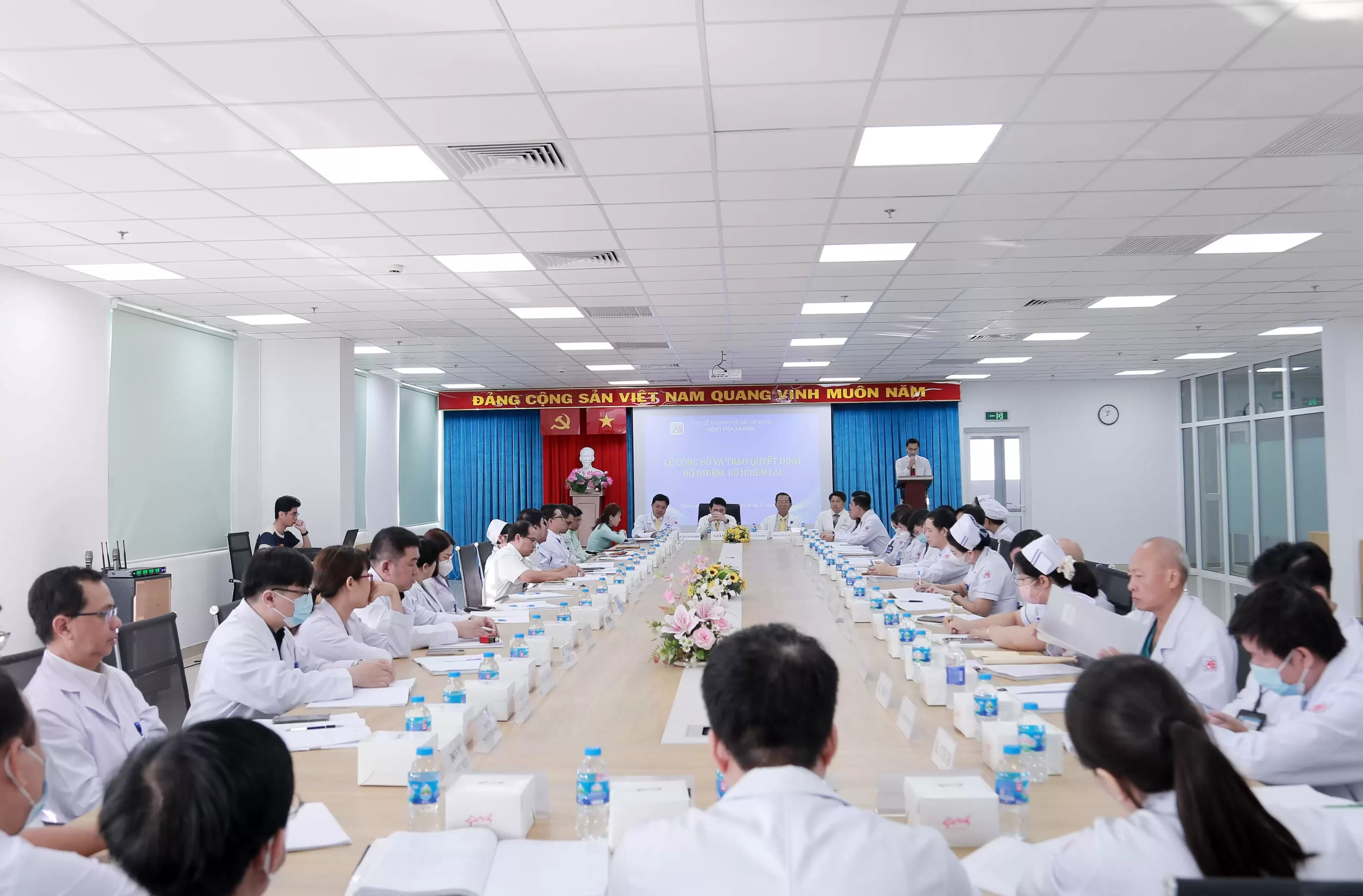 Bệnh viện An Bình tổ chức lễ công bố và trao quyết định bổ nhiệm, bổ nhiệm lại 01/12/2025