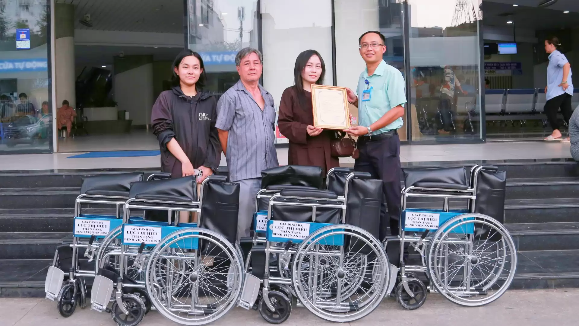Bệnh viện An Bình trân trọng gửi lời cảm ơn sâu sắc đến cô Lục Thị Hiếu và chị Huỳnh Yến Oanh đã trao tặng 6 xe lăn cho bệnh viện.