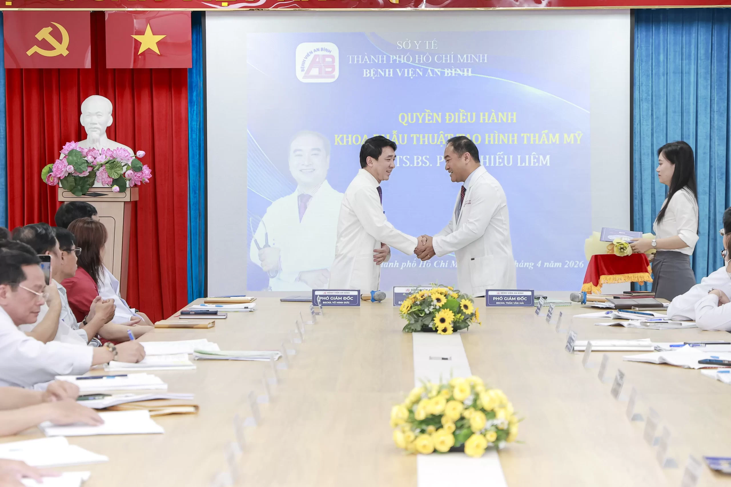 Lễ công bố và trao Quyết định Quyền Điều hành Khoa Phẫu thuật tạo hình thẩm mỹ