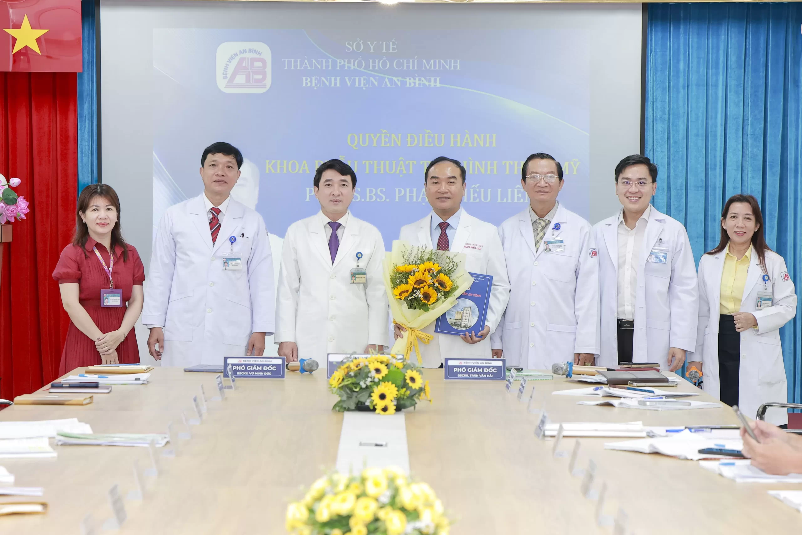 Lễ công bố và trao Quyết định Quyền Điều hành Khoa Phẫu thuật tạo hình thẩm mỹ