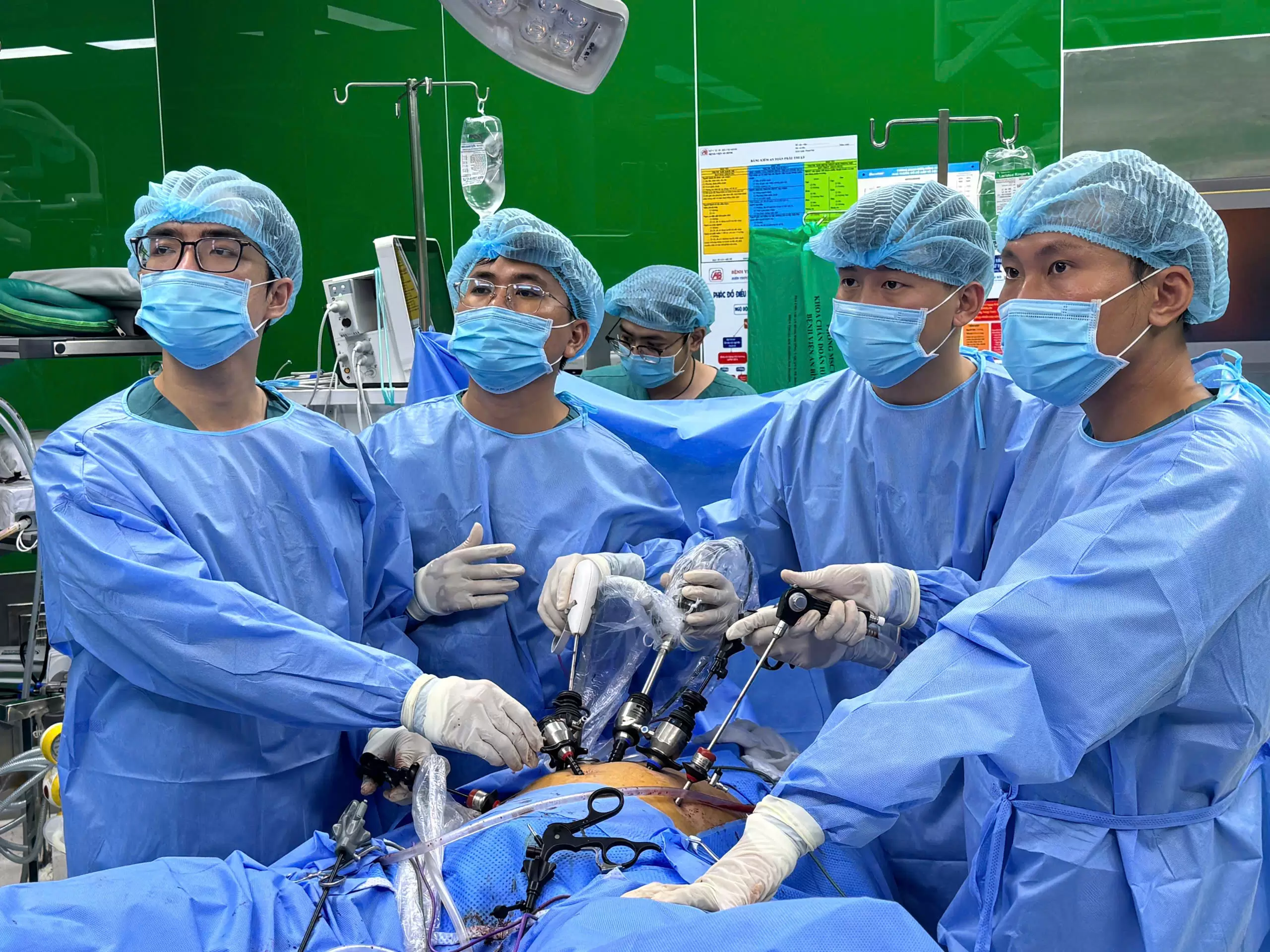 Tiểu máu kéo dài 3 năm nhưng tự mua thuốc uống, người đàn ông 65 tuổi phát hiện ung thư bàng quang giai đoạn muộn