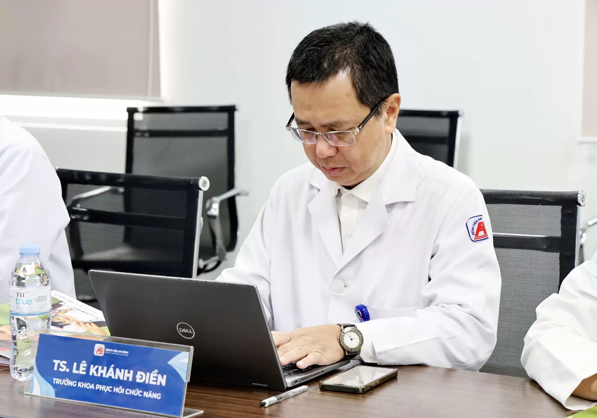 Trước khi là 1 trưởng khoa, thầy là một người thầy