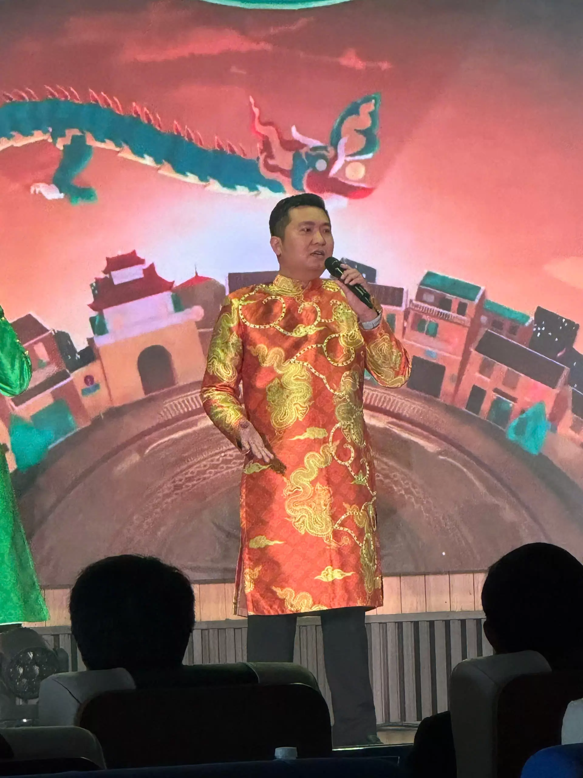 Sau 20 giờ phẫu thuật MIPO, nhân viên Bệnh viện An Bình tự tin cầm mic biểu diễn tại Hội nghị Khoa học Kỹ thuật